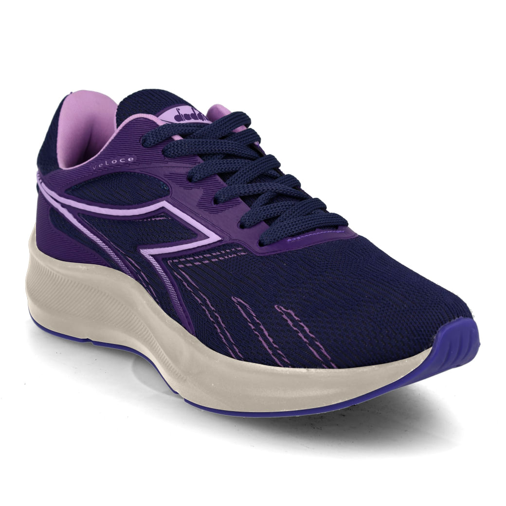 Tênis de corrida feminino Diadora Veloce roxo com detalhes em azul e branco, vista lateral com logo da marca
